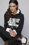 Marina Perez con sudadera con capucha de la colección cápsula de Davidelfín