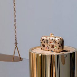 Clutch dorado de Jimmy Choo de la temporada primavera/verano 2018