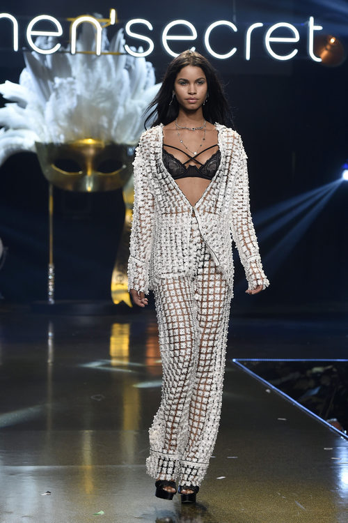 Pijama blanco de la colección 'Wanted' en la Women'secret night 2017