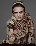Cara Delevingne con prendas de Burberry de la colección noviembre/diciembre 2017
