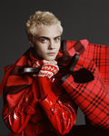 Cara Delevingne con prendas en tono rojo de Burberry de la colección noviembre/diciembre 2017