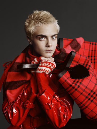 Cara Delevingne con prendas en tono rojo de Burberry de la colección noviembre/diciembre 2017
