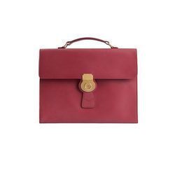 Bolso burdeos de Burberry de la colección noviembre/diciembre 2017