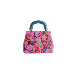 Bolso de mano fucsia de Burberry de la colección noviembre/diciembre 2017