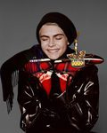 Cara Delevingne con chaqueta y accesorios de invierno de la firma Burberry noviembre/diciembre 2017