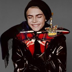 Cara Delevingne con chaqueta y accesorios de invierno de la firma Burberry noviembre/diciembre 2017