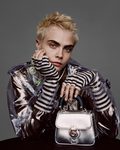 Cara Delevingne con gabardina transparente de Burberry noviembre/diciembre 2017