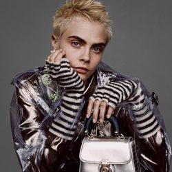 Cara Delevingne con gabardina transparente de Burberry noviembre/diciembre 2017