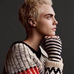 Cara Delevingne con jersey de Burberry noviembre/diciembre 2017