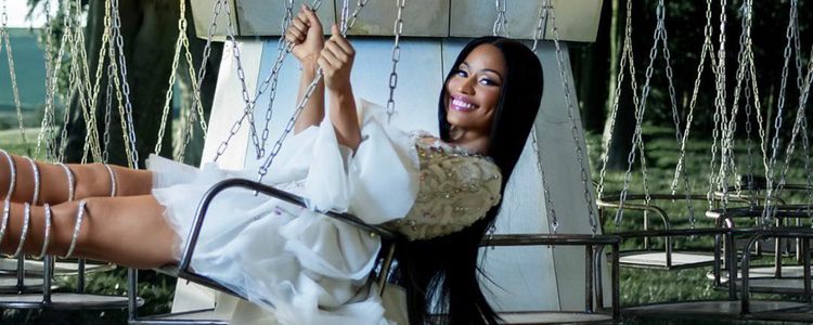 Nicki Minaj posando en la campaña de Navidad de H&M