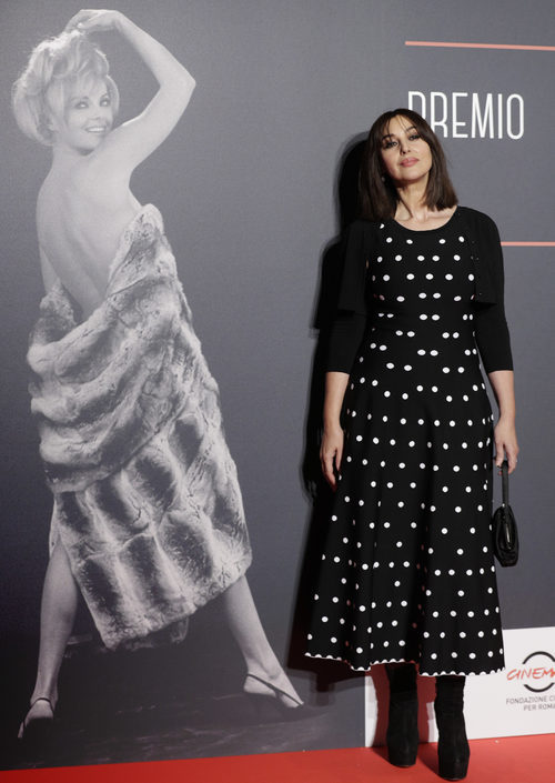 Monica Bellucci poasando en los premios 'Virna Lisi 2017' en Roma
