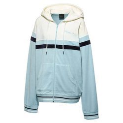 Chaqueta en color azul y blanco del tercer lanzamiento de Fenty Puma x Rihanna de la colección otoño/invierno 2017
