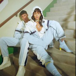 Rihanna posando con prendas de Fenty Puma x Rihanna de la coleccion otoño/invierno 2017
