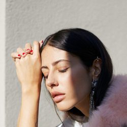 Gilda Ambrosio con pendientes maxi en su colaboración con Uterqüe