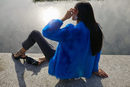 Gilda Ambrosio con abrigo azul klein en su colaboración con Uterqüe