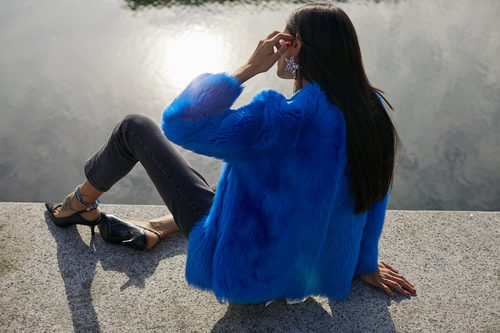 Gilda Ambrosio con abrigo azul klein en su colaboración con Uterqüe