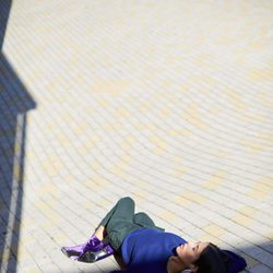 Botín de terciopelo morado de la colección de Uterqüe con Gilda Ambrosio
