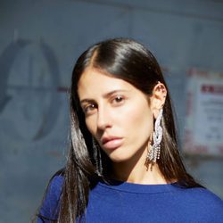 Jersey cropped de manga abullonada de la colección de Uterqüe con Gilda Ambrosio
