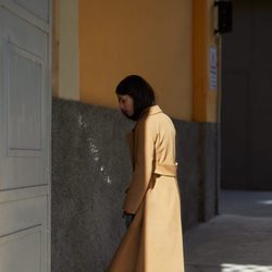 Abrigo camel de la colección de Uterqüe con Gilda Ambrosio