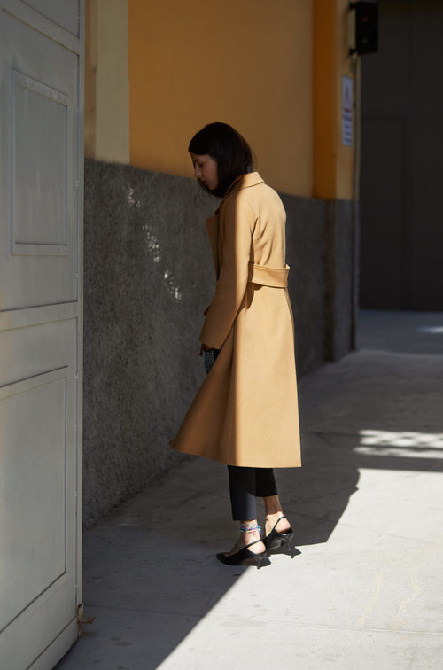 Abrigo camel de la colección de Uterqüe con Gilda Ambrosio