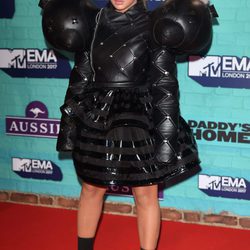 Noa Kirel con maxi hombreras de cabezas de oso en los Premios MTV Europe Music Awards 2017