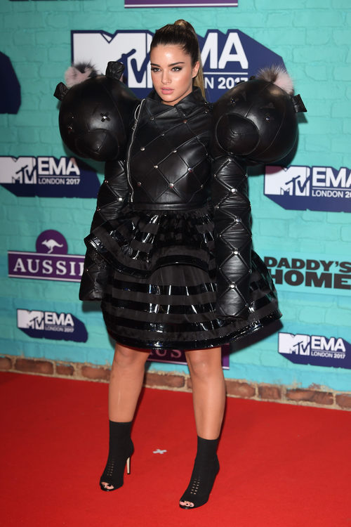 Noa Kirel con maxi hombreras de cabezas de oso en los Premios MTV Europe Music Awards 2017