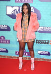 Ray Blk con vestido de cuadros camel y abrigo rosa en los Premios MTV Europe Music Awards 2017
