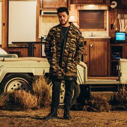 The Weeknd posando con kimono de su colección 'Puma x XO' de la temporada otoño/invierno 2017/2018