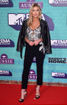 Laura Whitmore con un look de aire rockero en los MTV EMA 2017