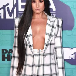 Demi Lovato con traje chaqueta de cuadros en los MTV EMA 2017