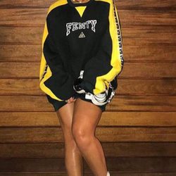 Rihanna con un total look de su propia colección Fenty Puma