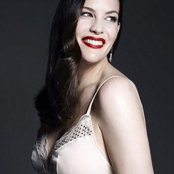 Liv Tyler con body color crema de la colección 'Triumph Essence'