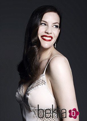 Liv Tyler con body color crema de la colección 'Triumph Essence'