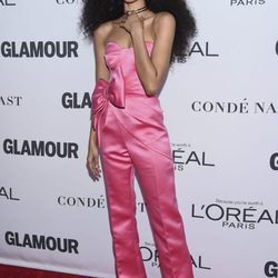 Zendaya con un mono de satén rosa en los Premios Glamour Women of the Year 2017