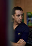 Miles Kane con polo 'piqué' de su colección cápsula con Fred Perry