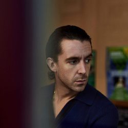 Miles Kane con polo 'piqué' de su colección cápsula con Fred Perry
