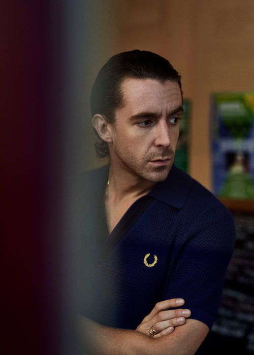 Miles Kane con polo 'piqué' de su colección cápsula con Fred Perry