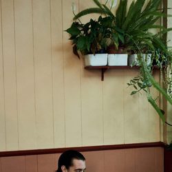 Miles Kane con polo 'piqué' azul de su colección cápsula con Fred Perry