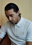 Miles Kane con polo 'piqué' blanco de su colección cápsula con Fred Perry