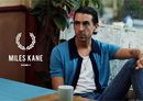 Miles Kane con camisa azul 'knitted shirt' de su colección cápsula con Fred Perry
