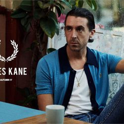 Miles Kane con camisa azul 'knitted shirt' de su colección cápsula con Fred Perry