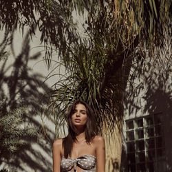 Emily Ratajkowski con bañador 'Cardiff' de lunares de su firma 'Inamorata'