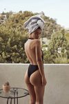 Emily Ratajkowski con bañador 'Leucadia' negro de su firma 'Inamorata'