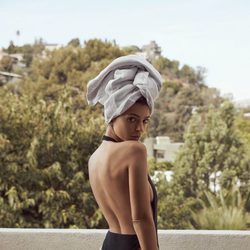 Emily Ratajkowski con bañador 'Leucadia' negro de su firma 'Inamorata'