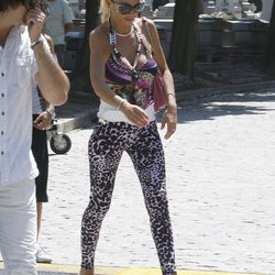Belén Esteban con leggins de leopardo y chaqueta indescriptible