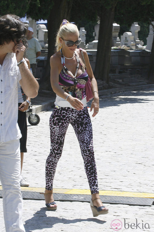Belén Esteban con leggins de leopardo y chaqueta indescriptible