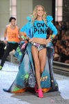 Lindsay Elligson en el desfile de Victoria's Secret Navidad 2011