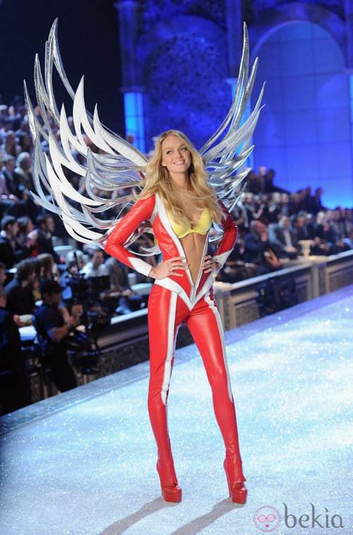 Lindsay Elligson en el desfile de Victoria's Secret Navidad 2011 con jumpsuit rojo