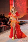 Julia Stegner en el desfile de Victoria's Secret Navidad 2011