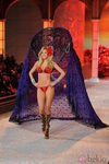Doutzen Kroes en el desfile de Victoria's Secret Navidad 2011